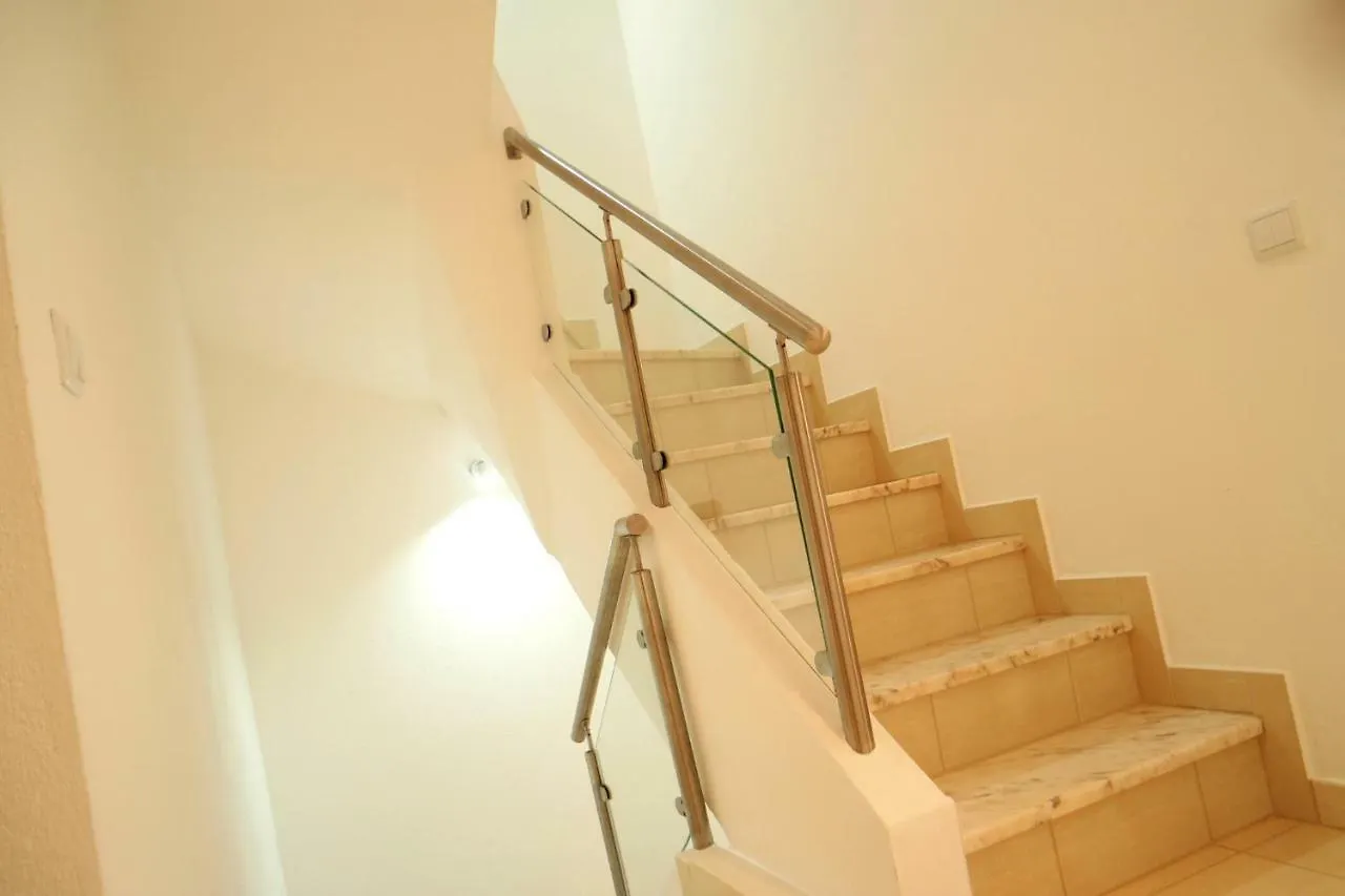 Louise Guest House Lagos Bed & Breakfast
